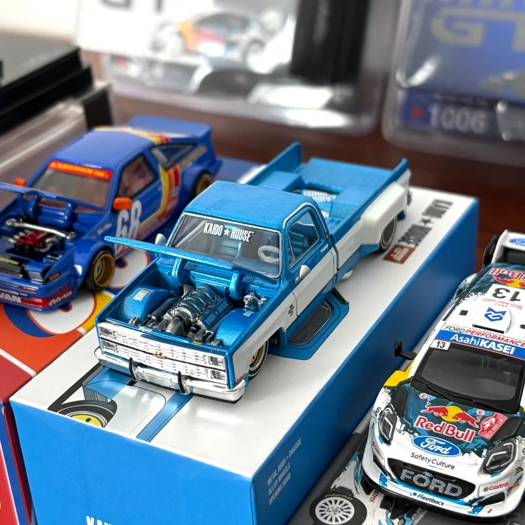 Модель автомобиля Kaido House MINIGT 1:64 Silverado Dually Vintage Spec V1, литая под давлением