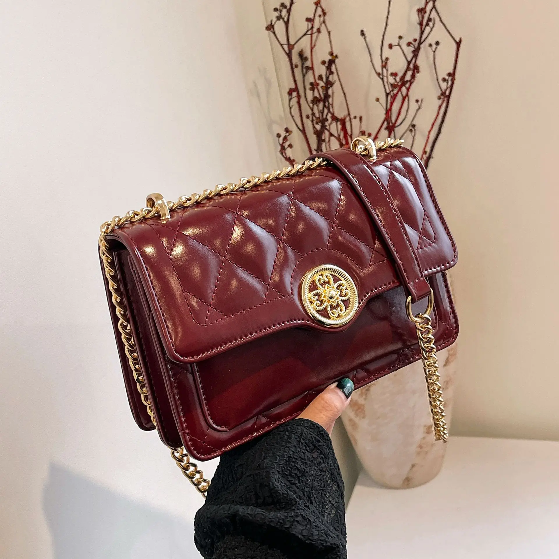 2025, leichte Luxus-Designer-Tasche für Damen – kleine quadratische Umhängetasche mit glänzender Stickerei und Kette
