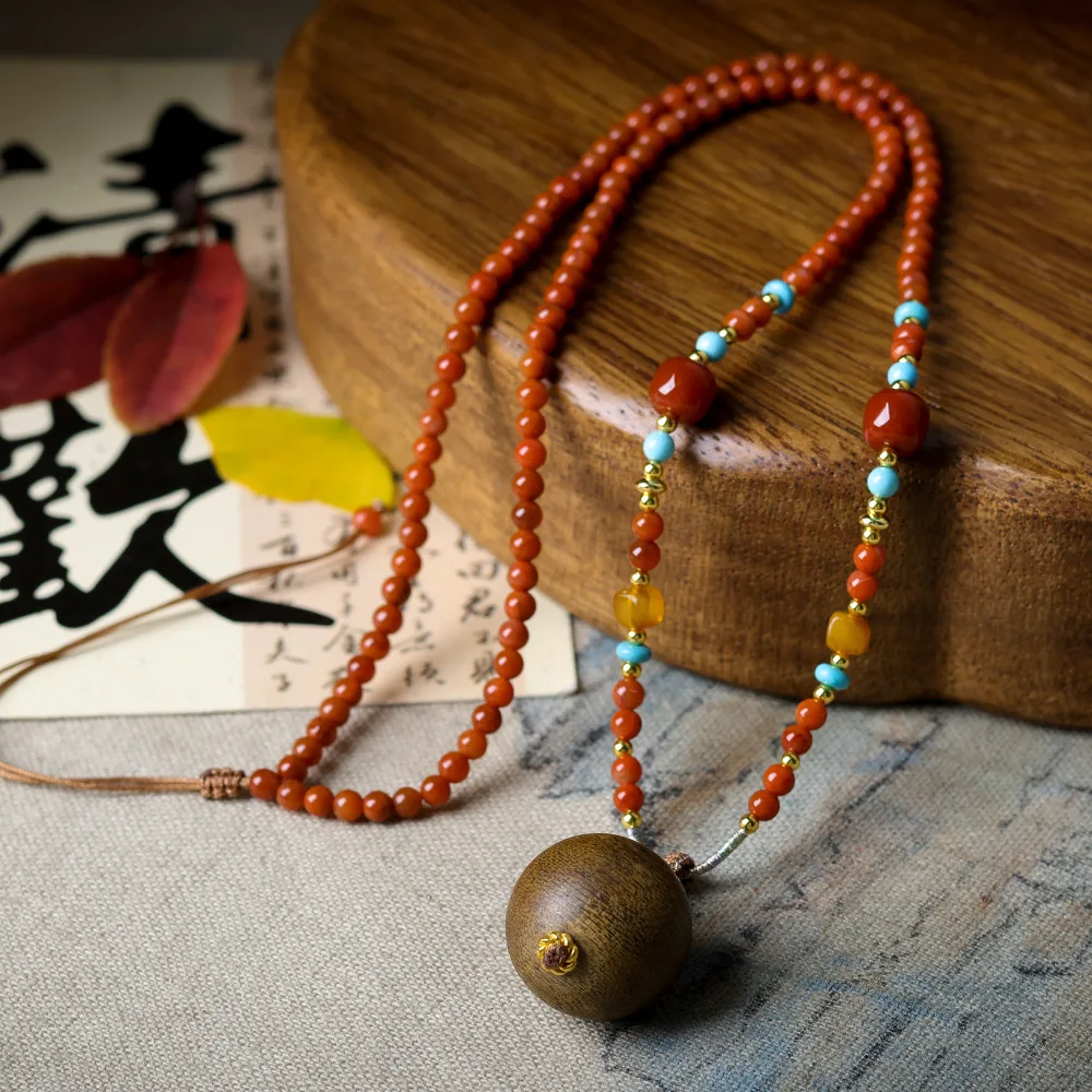 Diseño original: ágata roja del sur emparejada con el collar con colgante de Qinan amarillo que se hunde, cadena de suéter de estilo chino para juguetes culturales