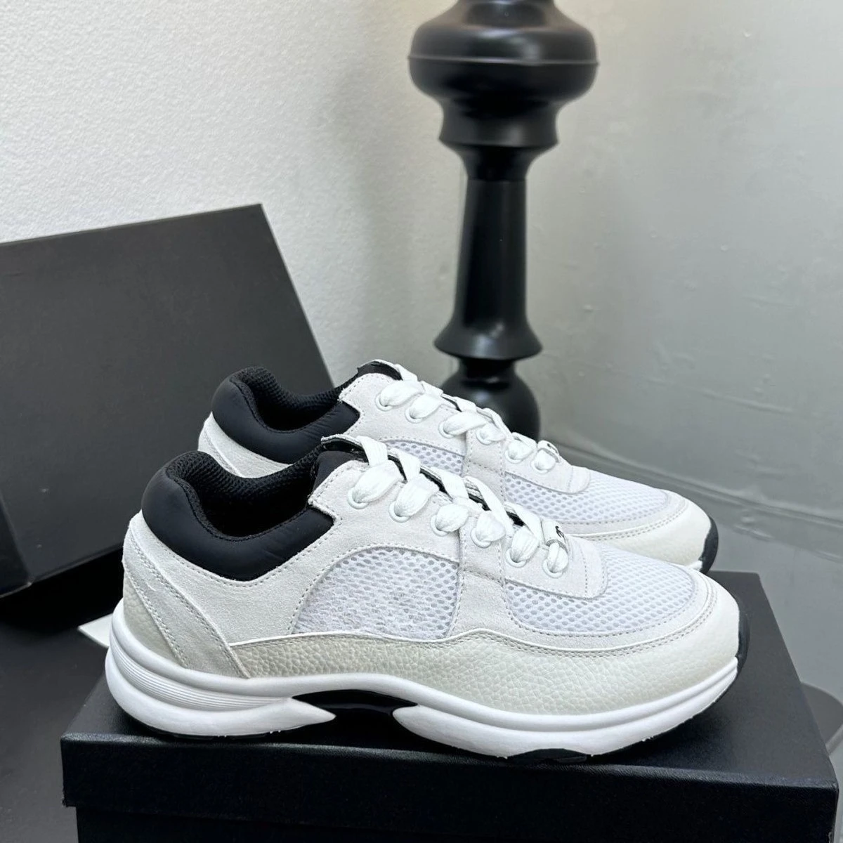 

Новые спортивные кожаные кроссовки 2026 года на толстой подошве, универсальные повседневные туфли, увеличивающие рост и подчеркивающие изящность стопы, в стиле «папины туфли»