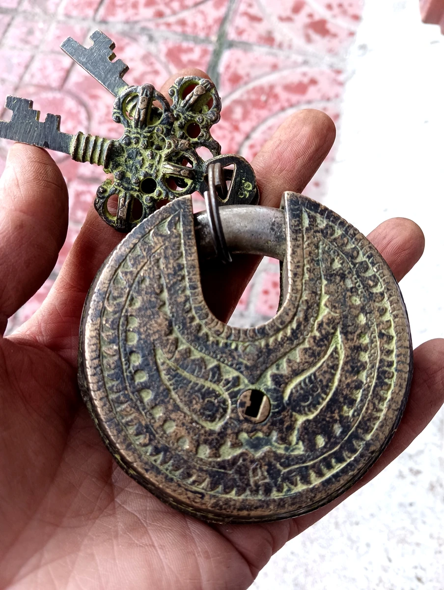 Vintage Home Garden Guard Bronze Lock Vishnu God India Buddha With 2 Keys With Lucky Totem