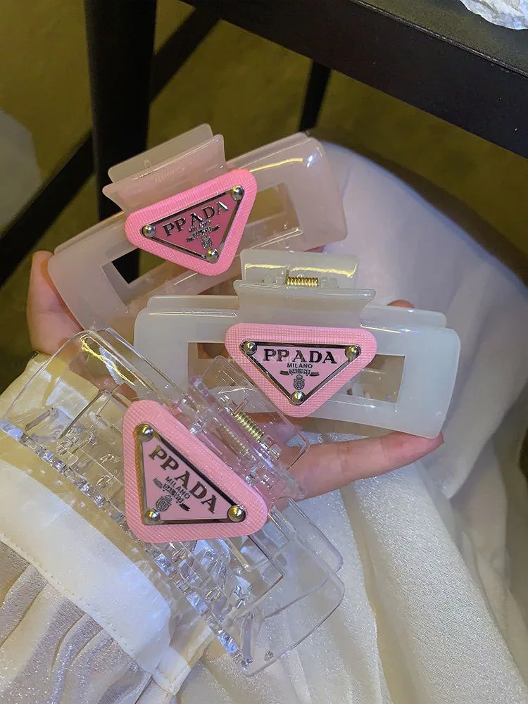 Marcador triangular de color rosa gelatina Y2K de lujo, Clip de tiburón de gran tamaño con pinza para el pelo de moño dulce en la espalda, 1 pieza Premium 2025 de moda