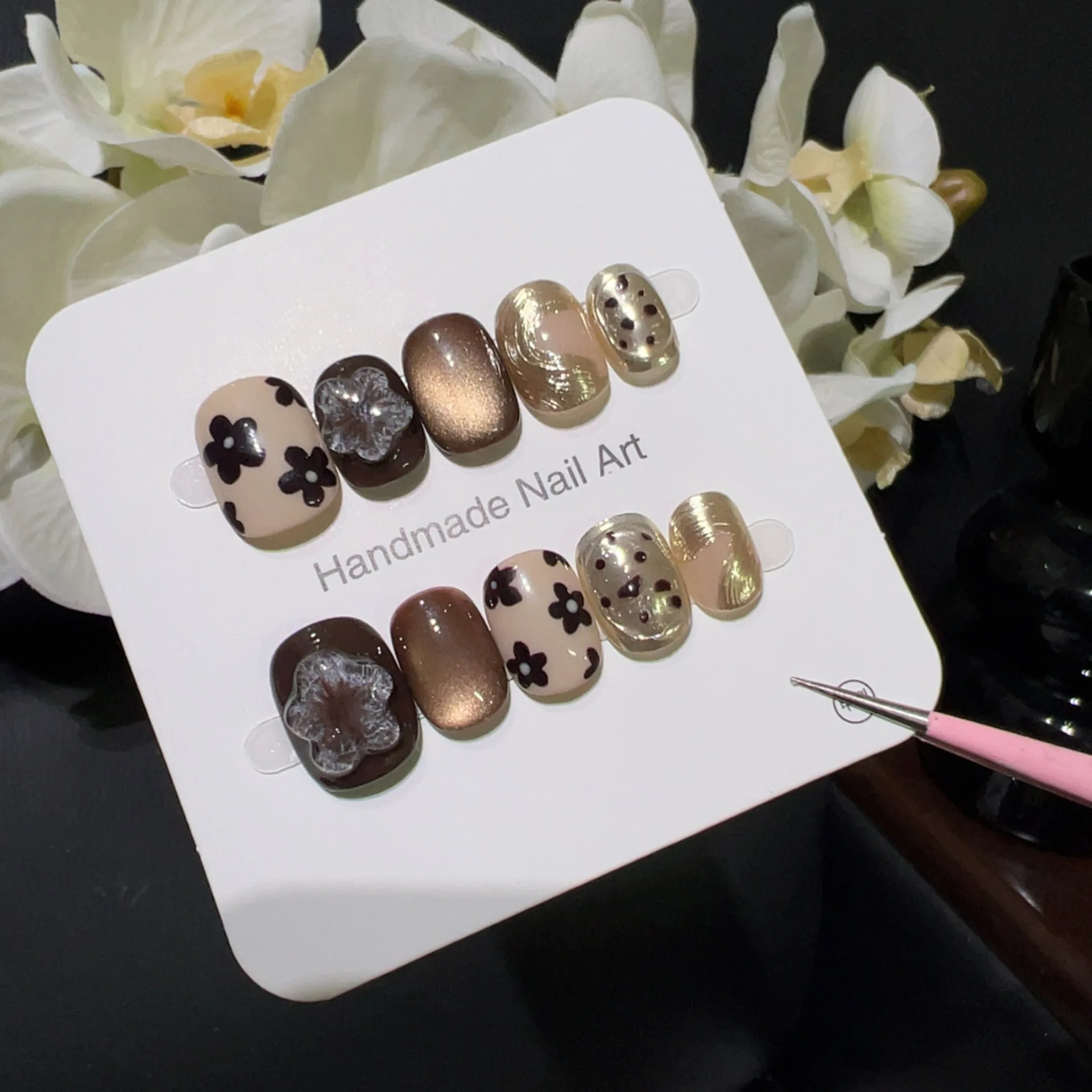 10개 수제 짧은 프레스온 네일 레트로 브라운 캣아이 블랙 플로럴 3D 핸드카빙 꽃무늬 인조 손톱 여성용 착용 가능한 네일 아트