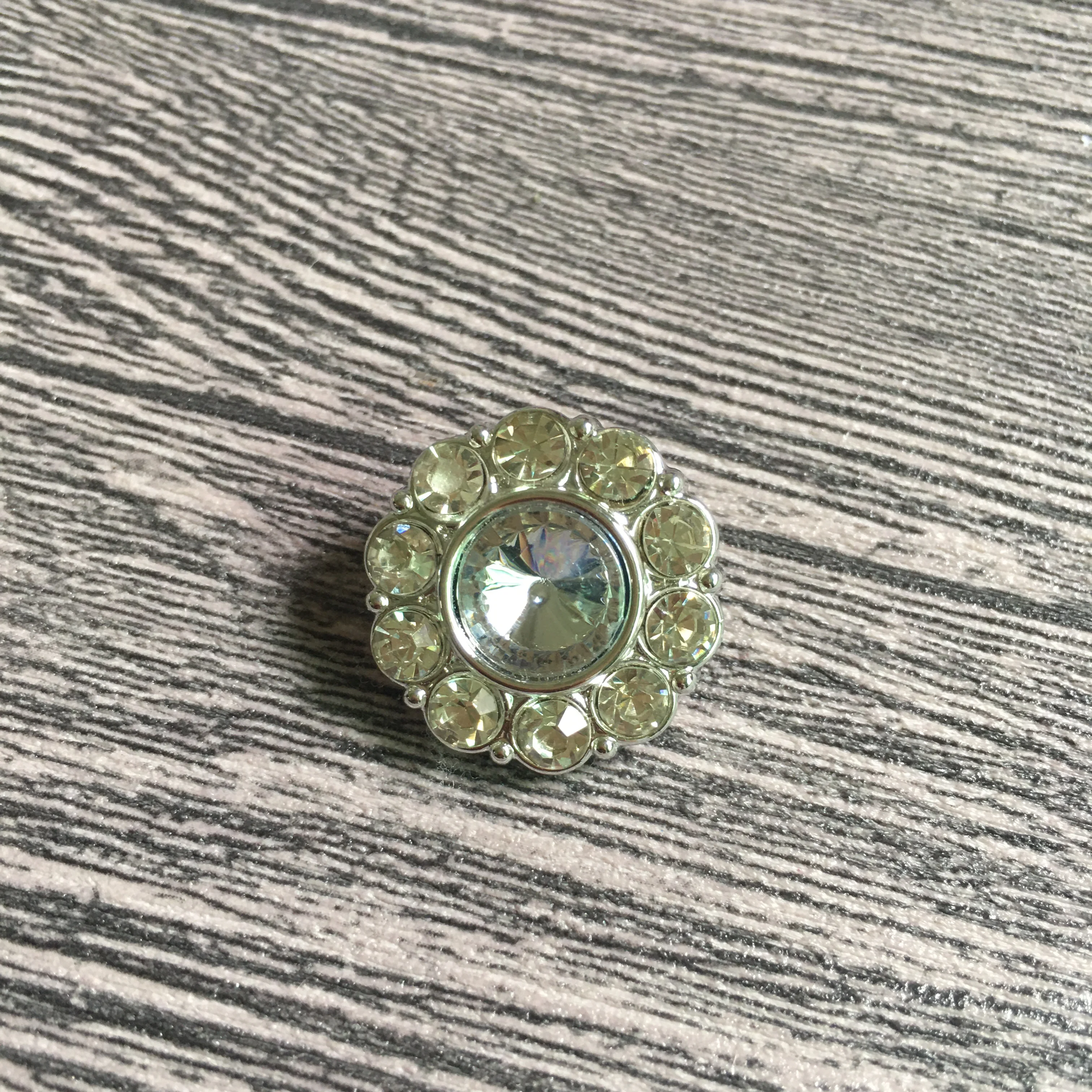 Botones de cristal de diamantes de imitación plateados para vestidos, Centro de flores de costura acrílica Vintage para ropa, ropa de boda, 21mm, 10 unidades por lote