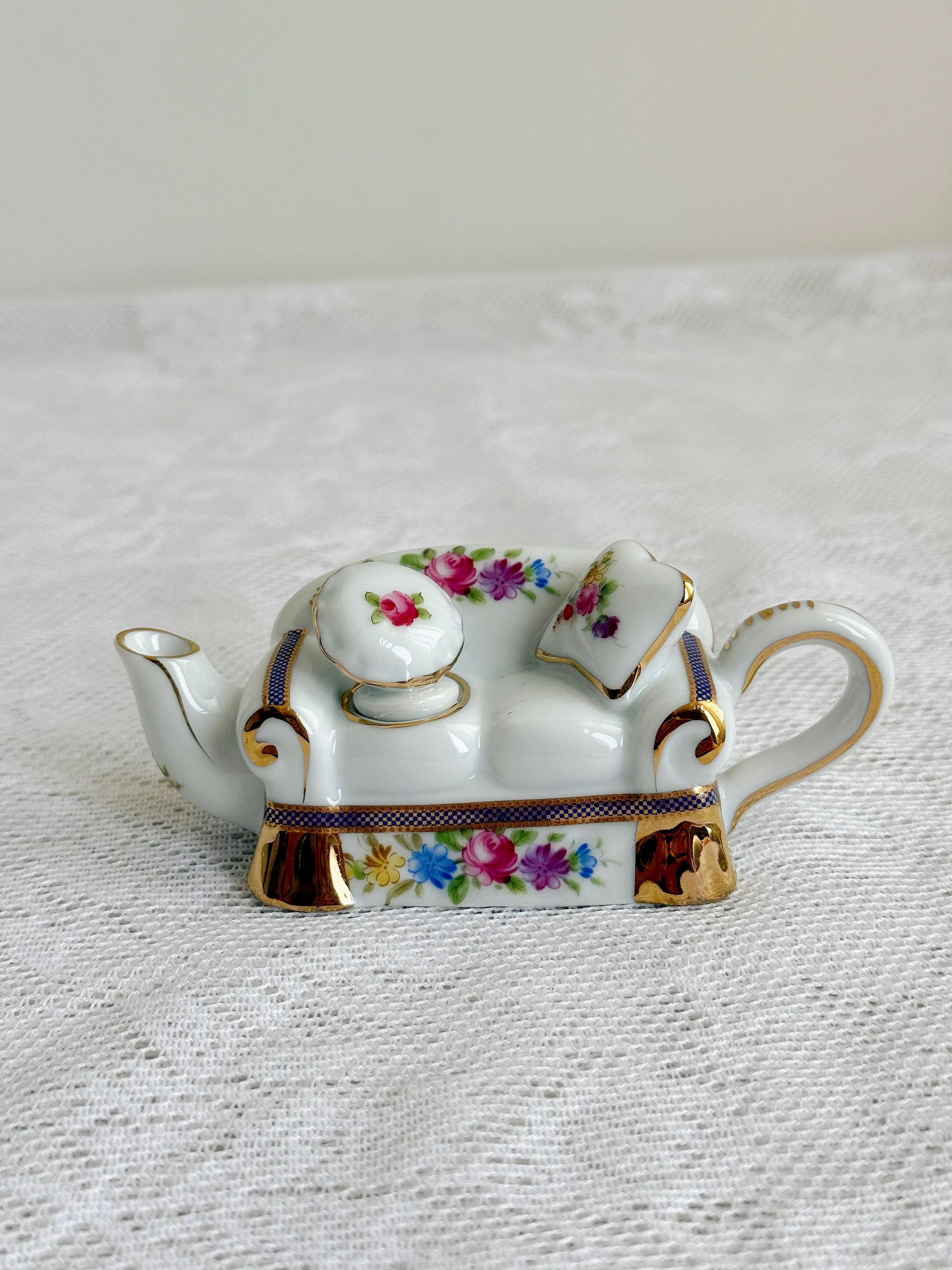 

Cute Sofa Mini Pot Specially Designed Chinese Ancient Porcelain Three-dimensional Sofa Mini Pot 40ml