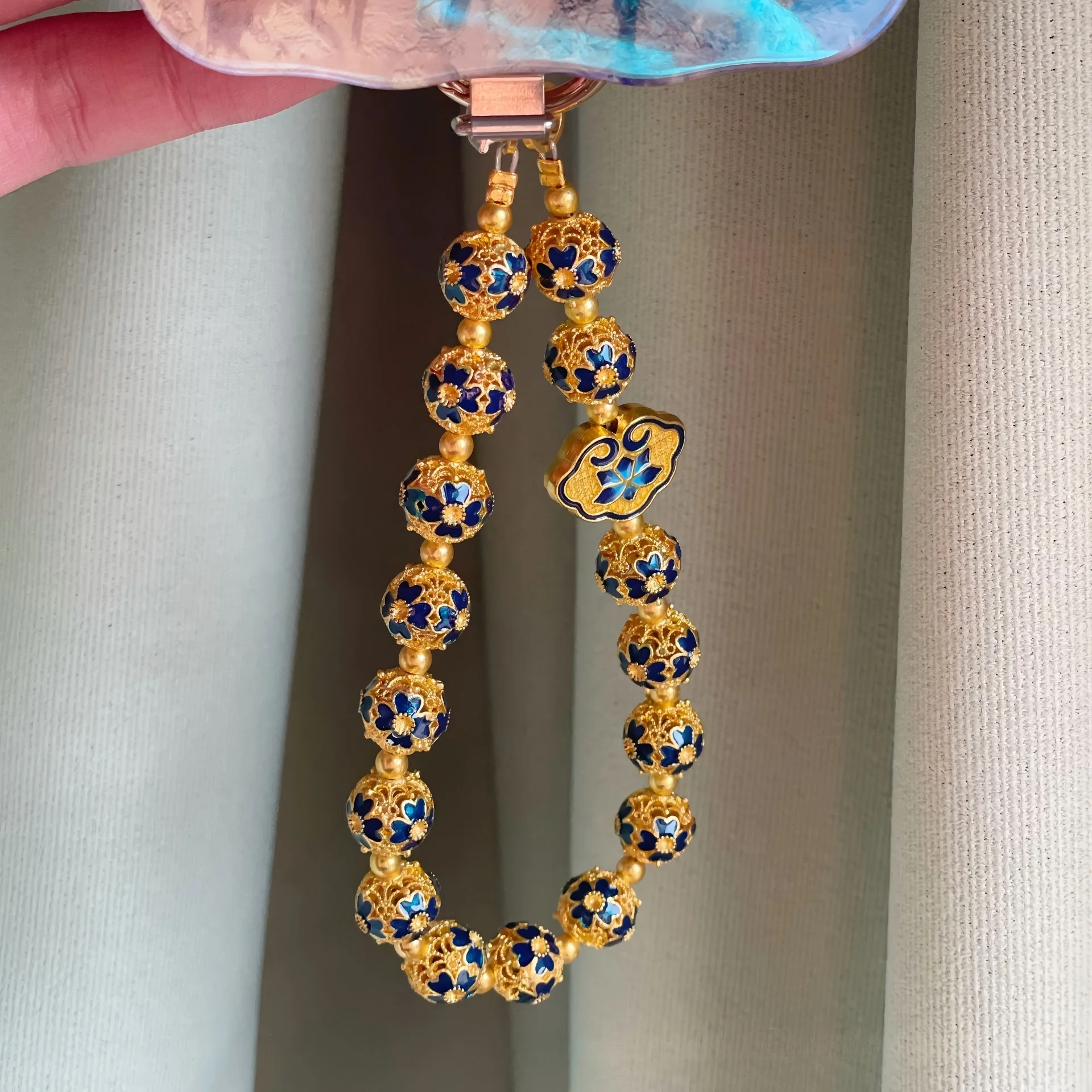 

Original gold-threaded hollow blue celadon mobile phone chain pendant, creative handmade beaded peace lock lanyard bag accessory