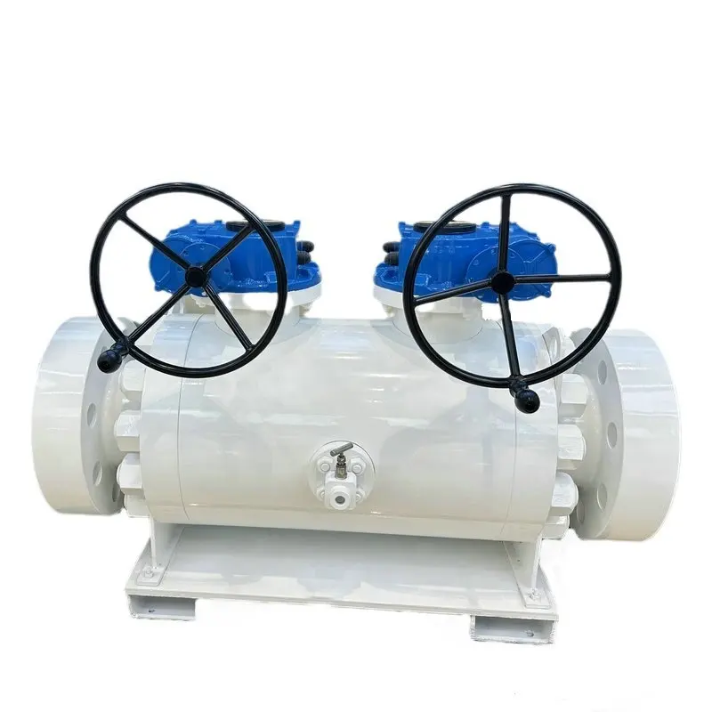 Zawór kulowy ze stali nierdzewnej z kołnierzem, dwurzędowy, dwustronny, z podwójną ochroną przed uszkodzeniami.