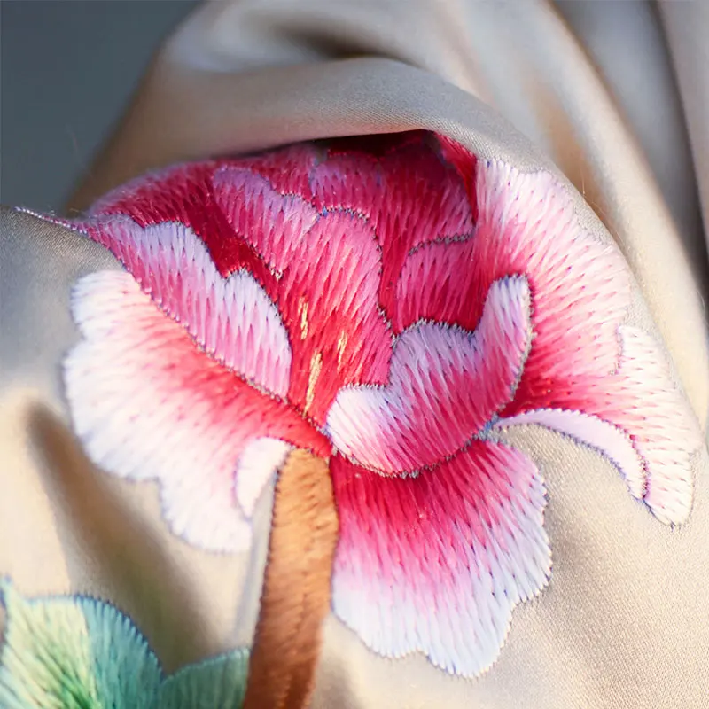 Xiuzhuang self sells 2023 high-end Chinese style holiday gifts to customers, giving shawls, women's mid length Suzhou embroidery