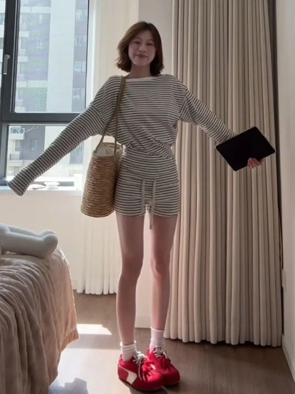 

Полосатый топ с открытыми плечами и шорты: комплект из двух предметов, удобный хлопковый костюм в корейском стиле, модная весенняя коллекция для женщин