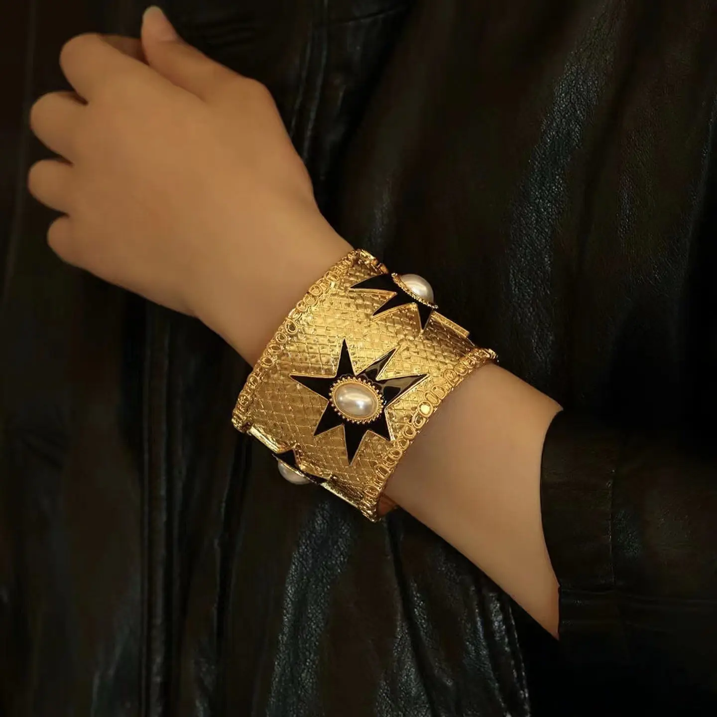 Vintage Exaggerated Metal Checkered Starfish Oval Pearl Wide Bracelet For Women And Men's Light Luxury for Party Gifts