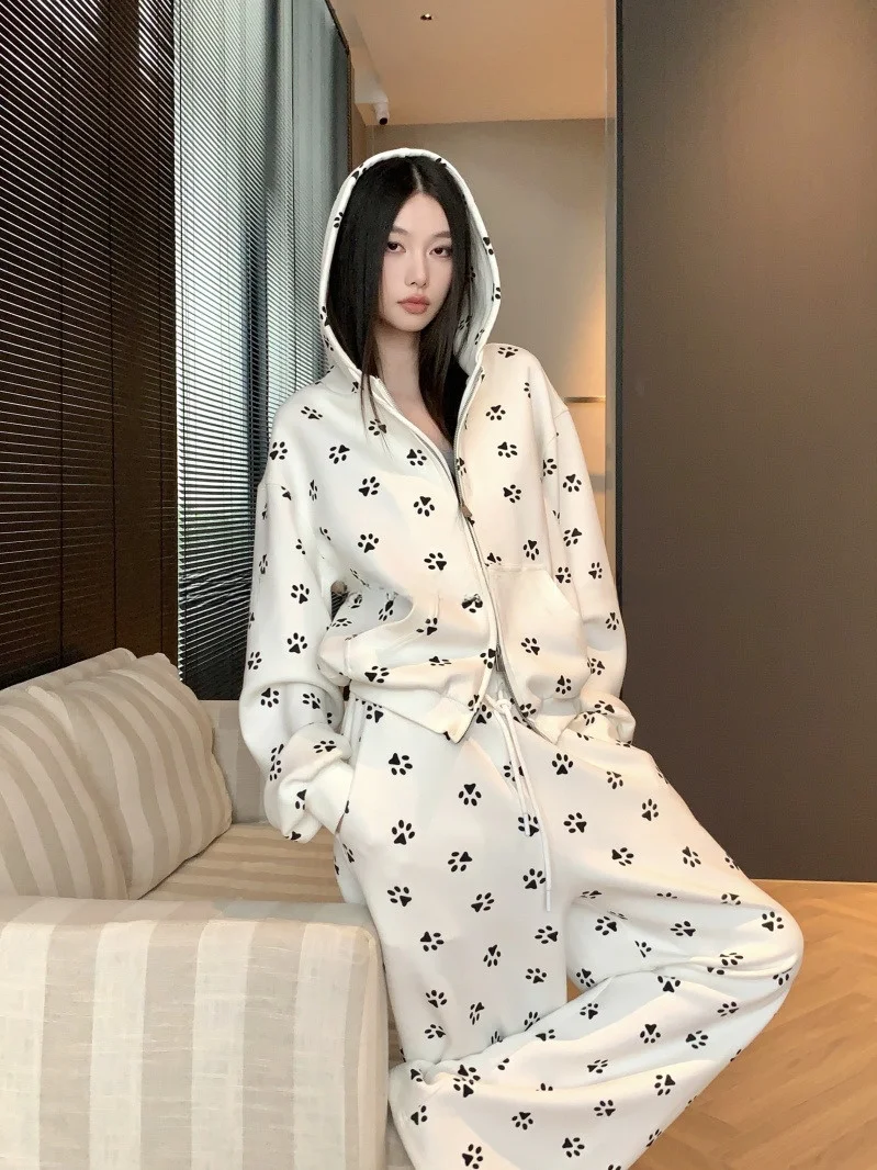 

Airy Cotton Sweatshirt Jacket with Hat And Printed Dog Paw Design Loose Fit Sporty Versatile Women's Hanfu Set for Ages 18-25