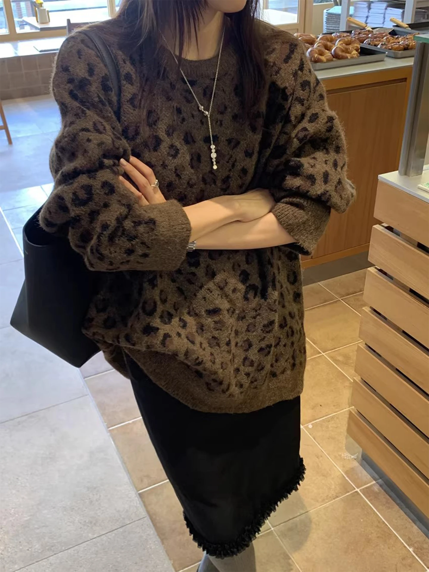 

Clothland женский стильный свободный свитер с леопардовым принтом и круглым вырезом, большой пуловер с длинными рукавами и животным узором, шикарные топы Mujer HA618