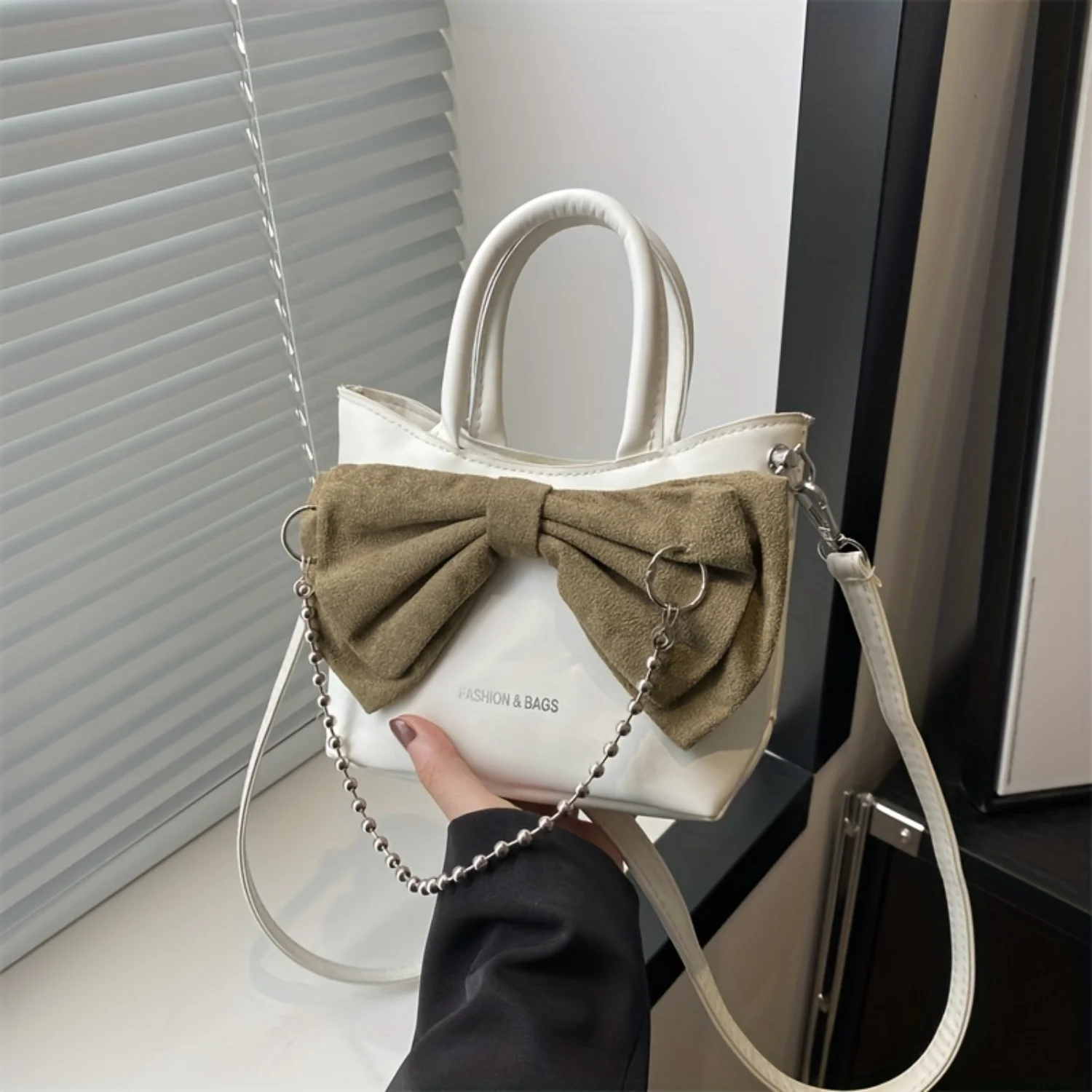 

Vintage Style Handbag with Fashion Bow & Chain Strap - Chic Bucket Purse