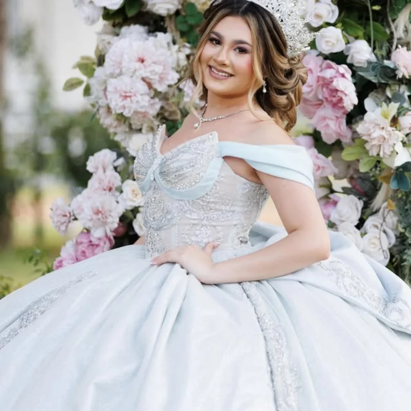 

Голубые платья Quinceanera по индивидуальному заказу с открытыми плечами и блестками, наклейка с кристаллами, тюль, длинный хвост, большой бант, Vestido 15, Quinceanera