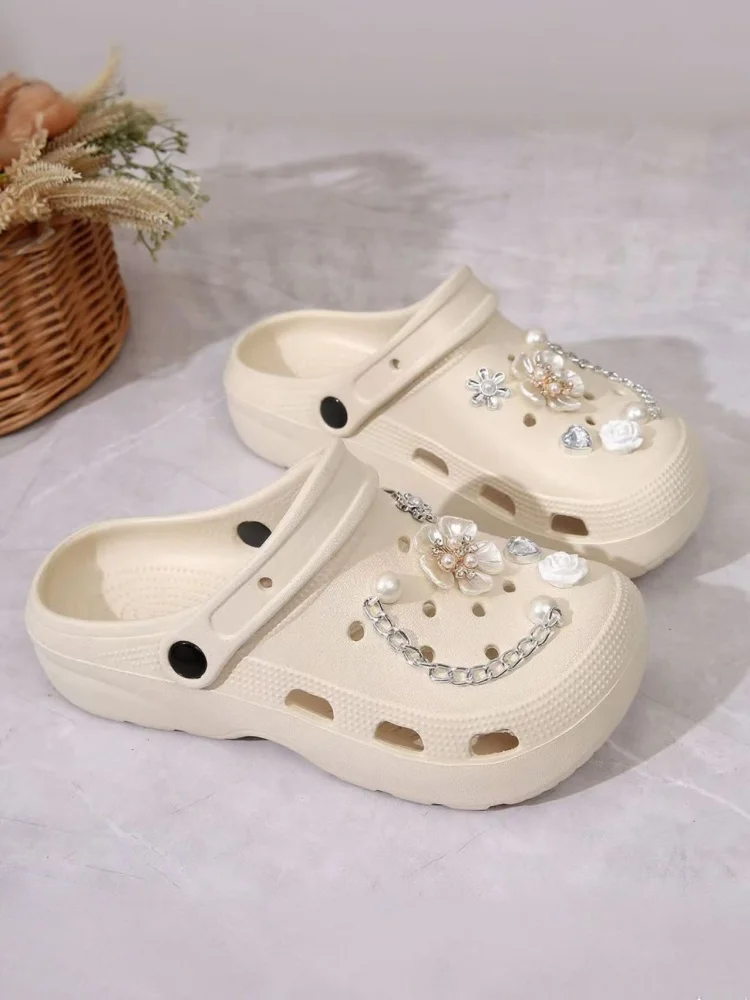 2025 nuevas zapatillas con agujeros para mujer de verano y otoño, zapatillas con punta de flor de perla y sensación de lujo