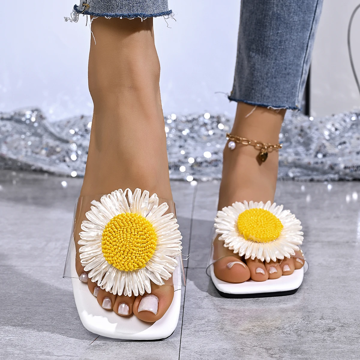

Новые шлепанцы в богемном стиле с ромашками, белые прозрачные с ремешками, плоские пляжные сандалии для женщин 2026 года