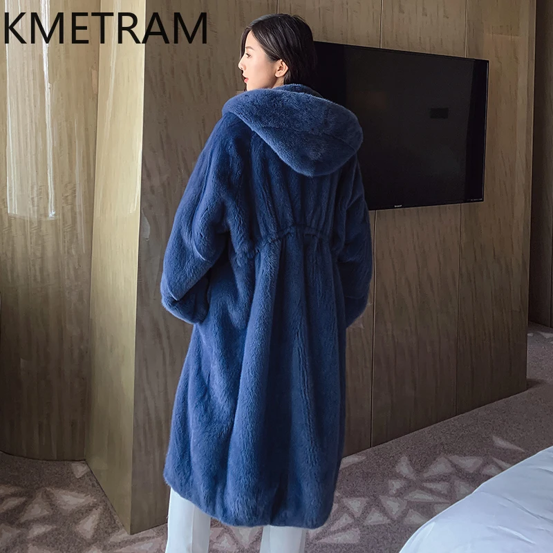معطف فرو المنك لعام 100% سترة نسائية فاخرة باللون الأزرق الملكي سترة طويلة من الفرو الحقيقي مع غطاء محرك السيارة ملابس شتوية عالية الجودة سترات فروي 2025