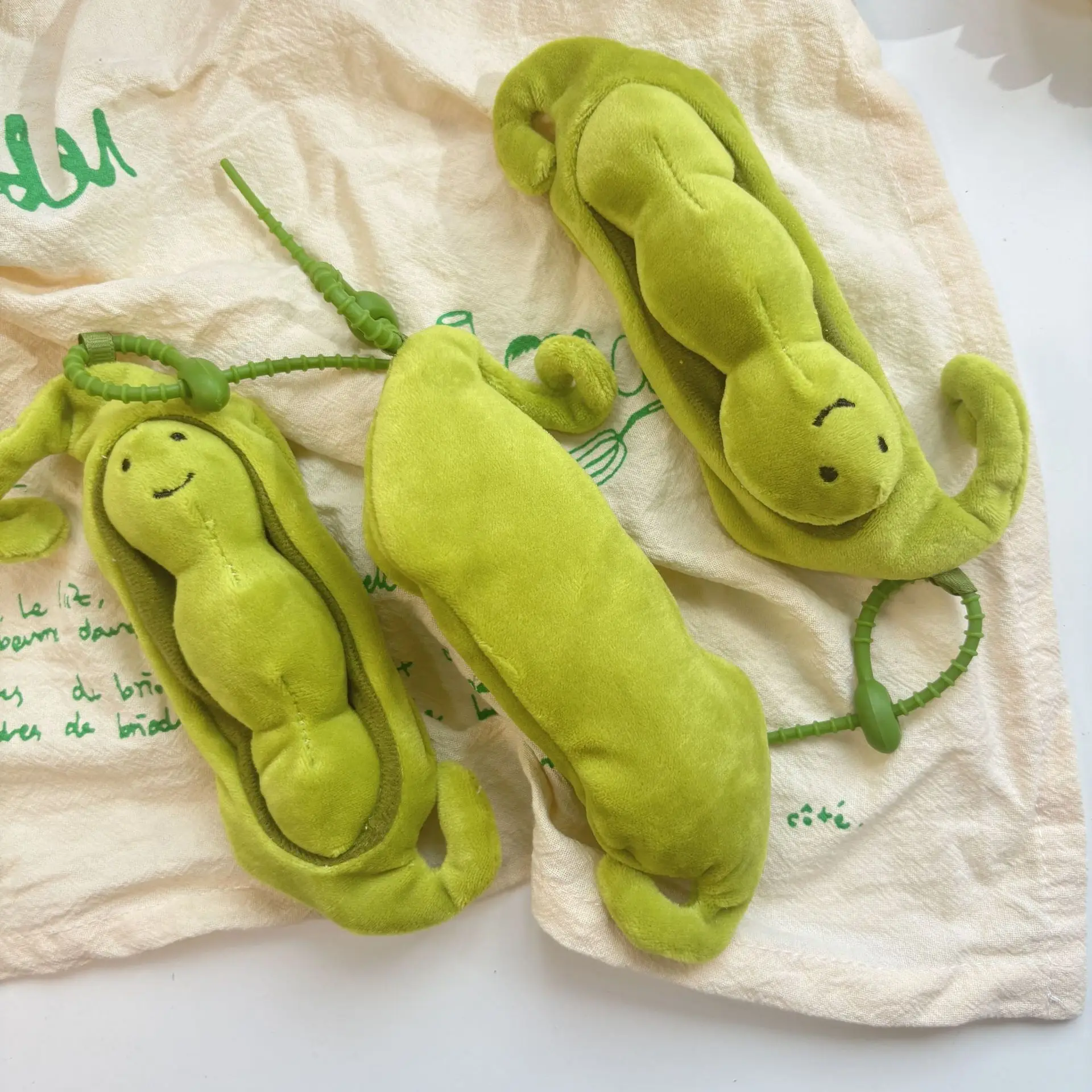 Uroczy breloczek do kluczy w stylu japońskim, pluszowa zawieszka w kształcie łuski groszku, kreatywny prezent, symulacja pluszowej łuski groszka, dekoracja do torby.