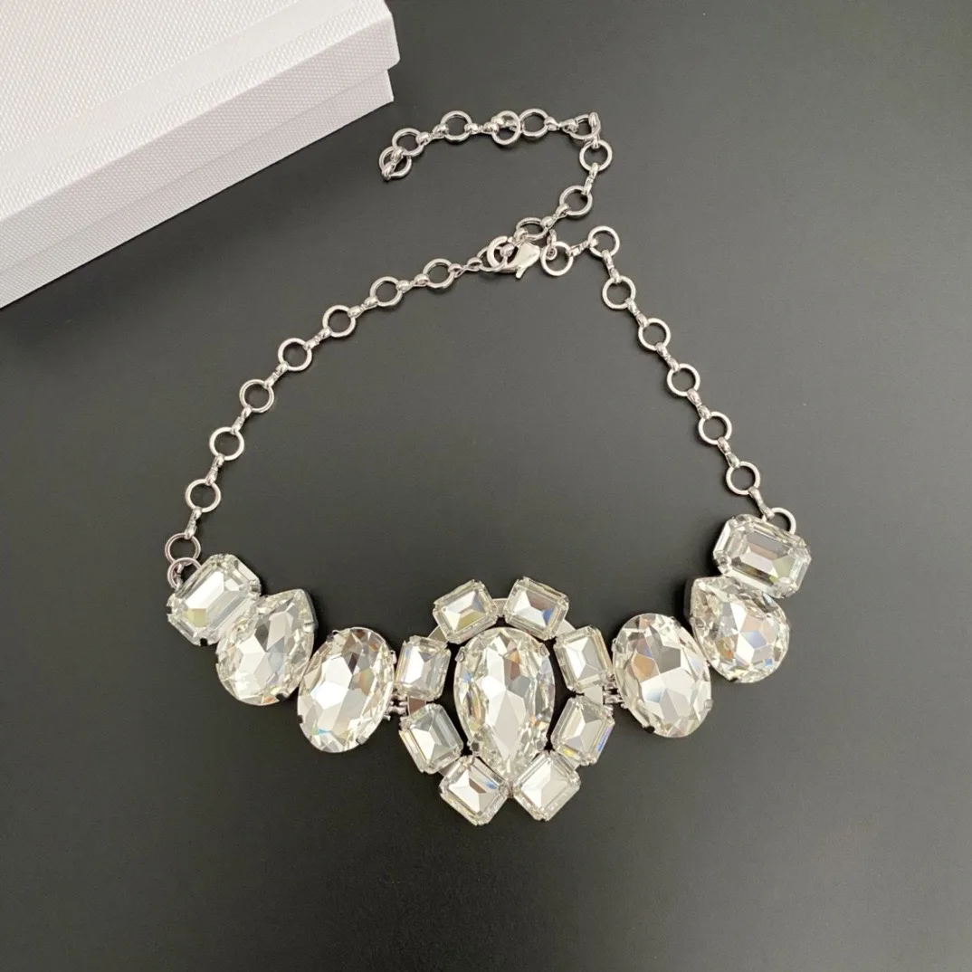 Crystal studded diamond light luxury European and American exaggerated socialite adjustable short collarbone necklace for women