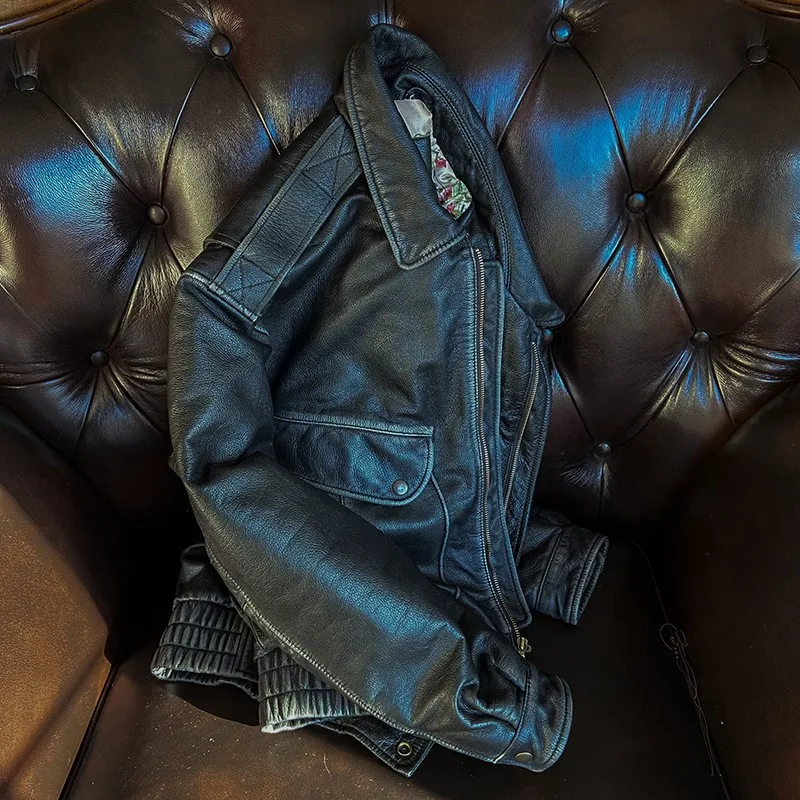The new leather made of top-grain cowhide is a casual motorcycle with hand-stitched colors