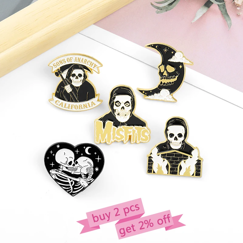 Pins Custom Gothic Skeleton Lover Moon Heart Brooches Lapel Badges Bag Punk Dark Jewelry Gift for Friendds Mr. Skull Enamel