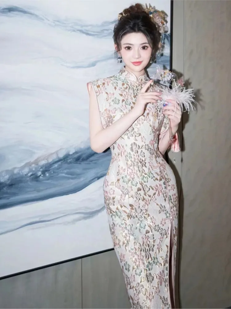 กี่เพ้าปักสไตล์จีนใหม่และชุดราตรีที่หรูหรา