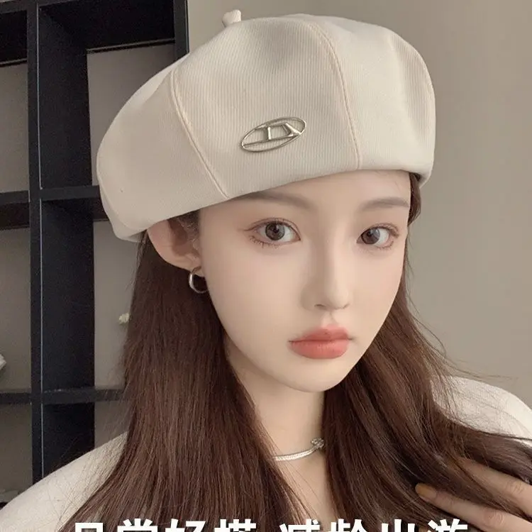메탈 로고가 있는 여성용 베레모, 여름용 얇고 통기성 좋은 베이커 보이 모자, 큰 머리에도 잘 맞는 레트로 스타일 캡, 패션 슬라우치 피크드 캡