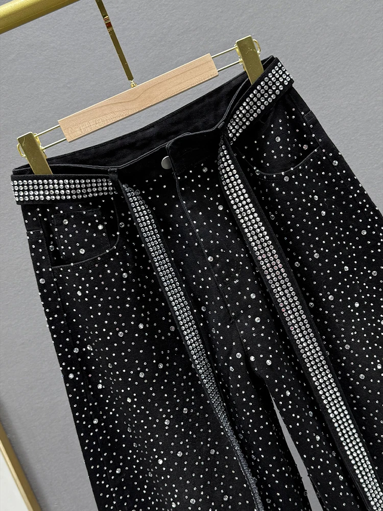 جينز نسائي كلاسيكي مرصع بالألماس بالكامل بخصر عالٍ مع حزام مستقيم وواسع الساق من قماش الدنيم سروال نسائي جديد لخريف 2025