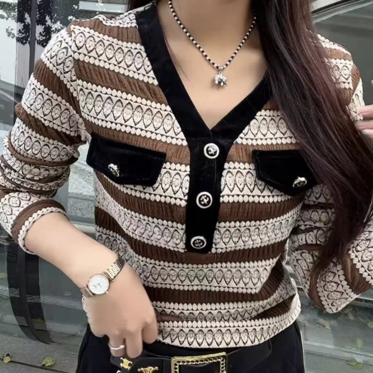 Hot Selling Tops for Women with a Trendy and Fashionable Base Long Sleeved Striped Shirts That Exude a Slimming and Slimming