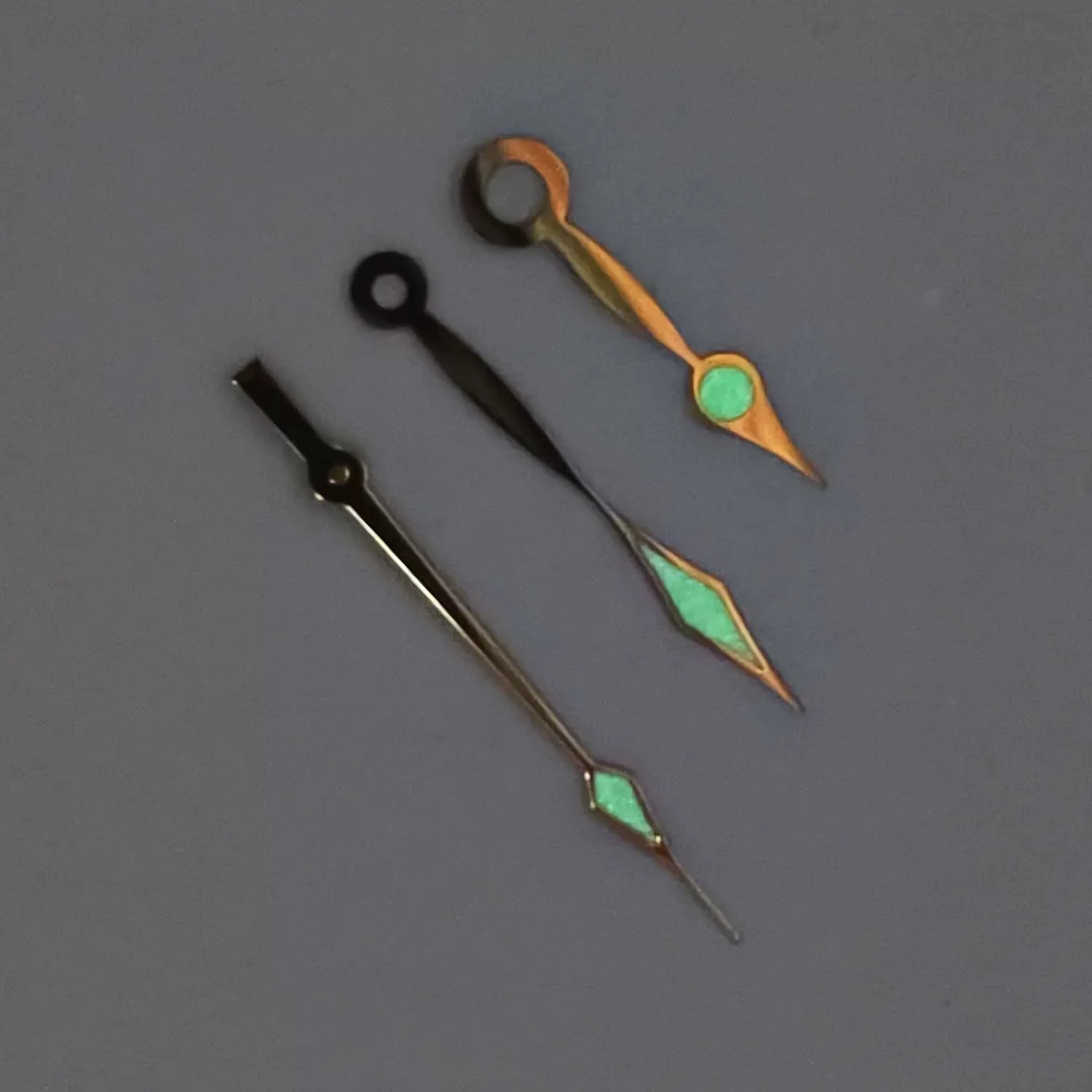 Juego de manecillas de reloj de tres agujas con diamantes luminiscentes dorados y verdes compatibles con mecanismos NH35 NH36 4R 7S - Accesorios para relojes