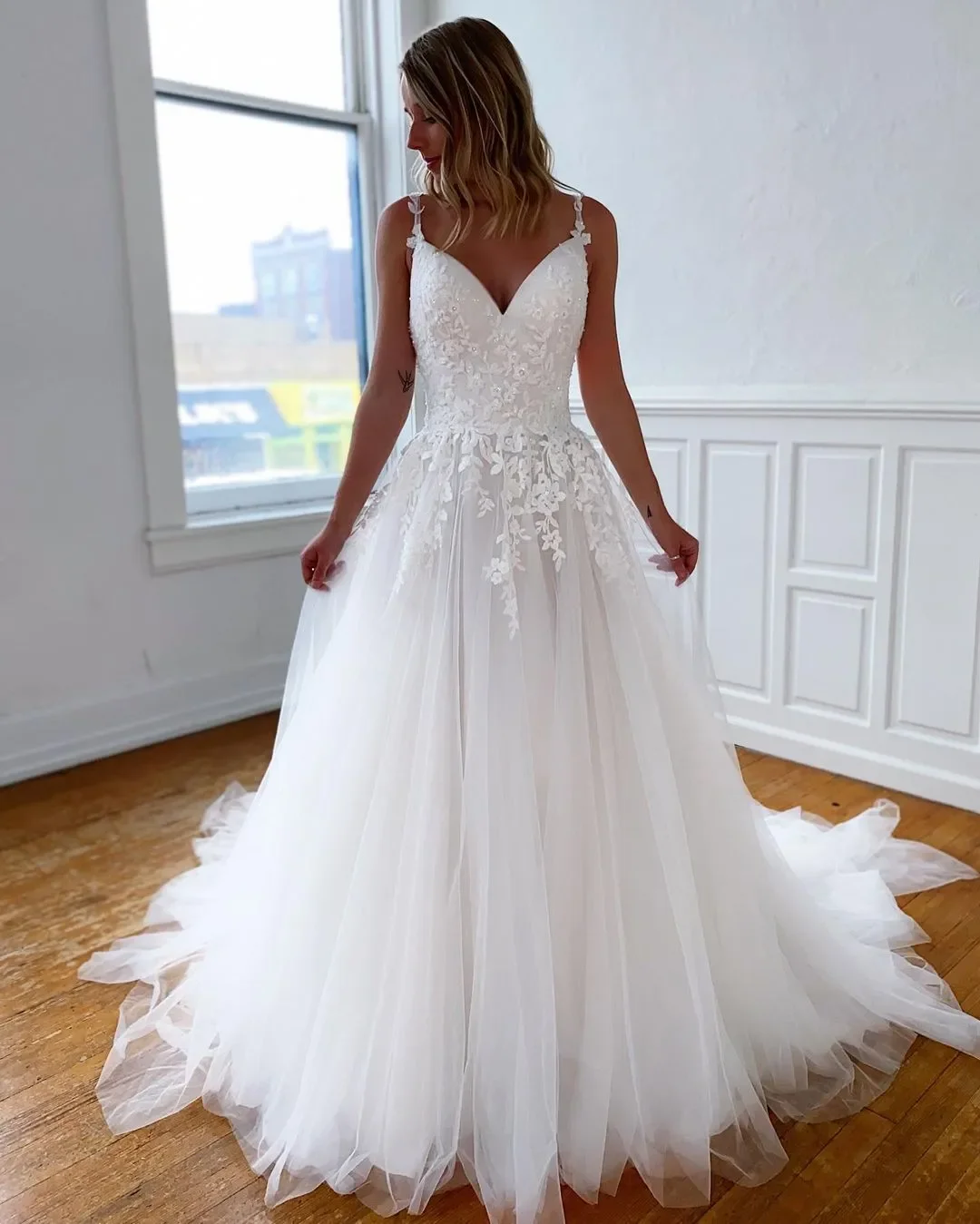 Vestidos de casamento sem encosto com cintas de espaguete, Vestidos de noiva Appliqued, Sweep Train Tulle Robe, elegante elegante