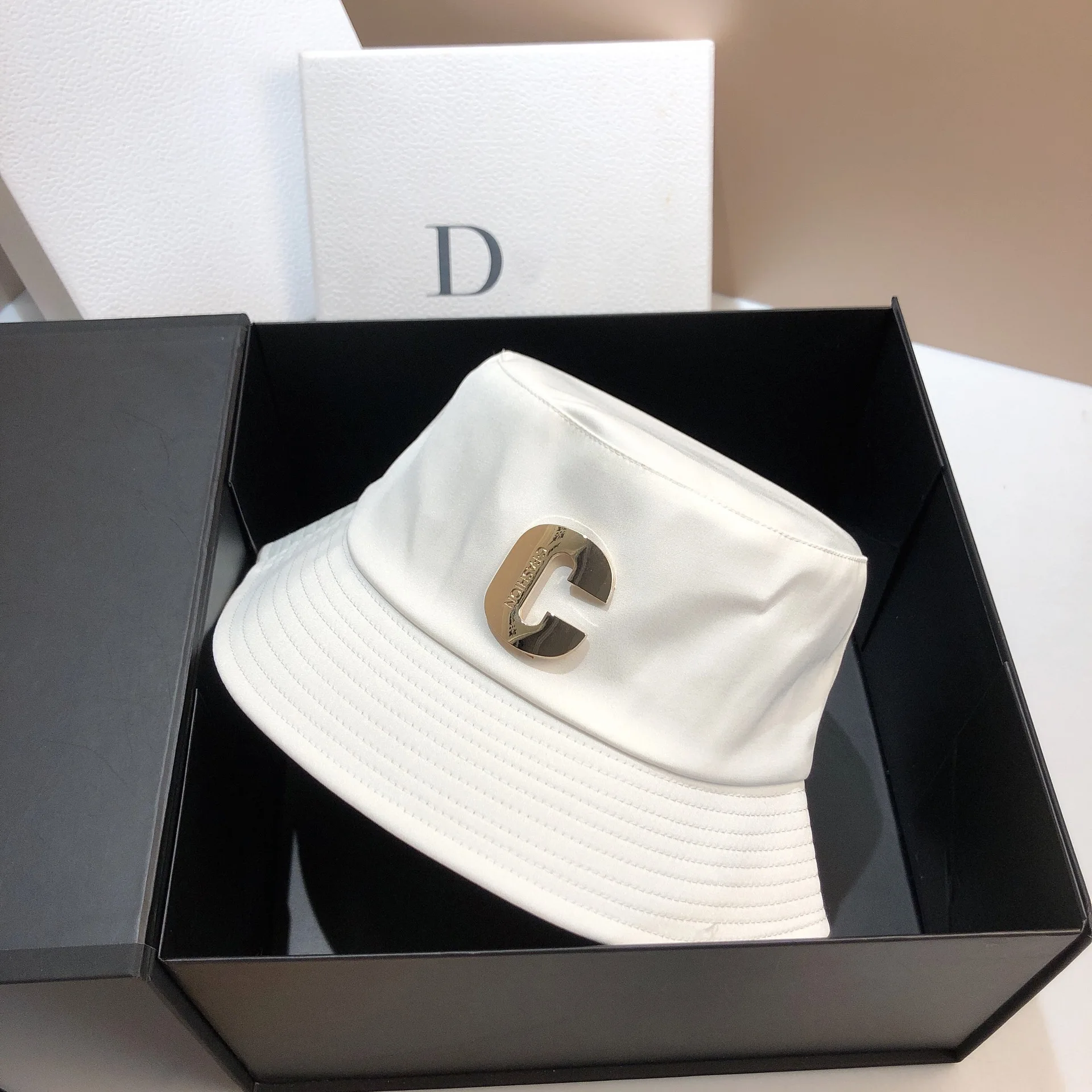 Luxury Metal Letter C Panama Fisherman Hat Silky Satin Bucket Hat Outdoor Anti-UV Sun Hats for Women Sunscreen Beach Basin Cap