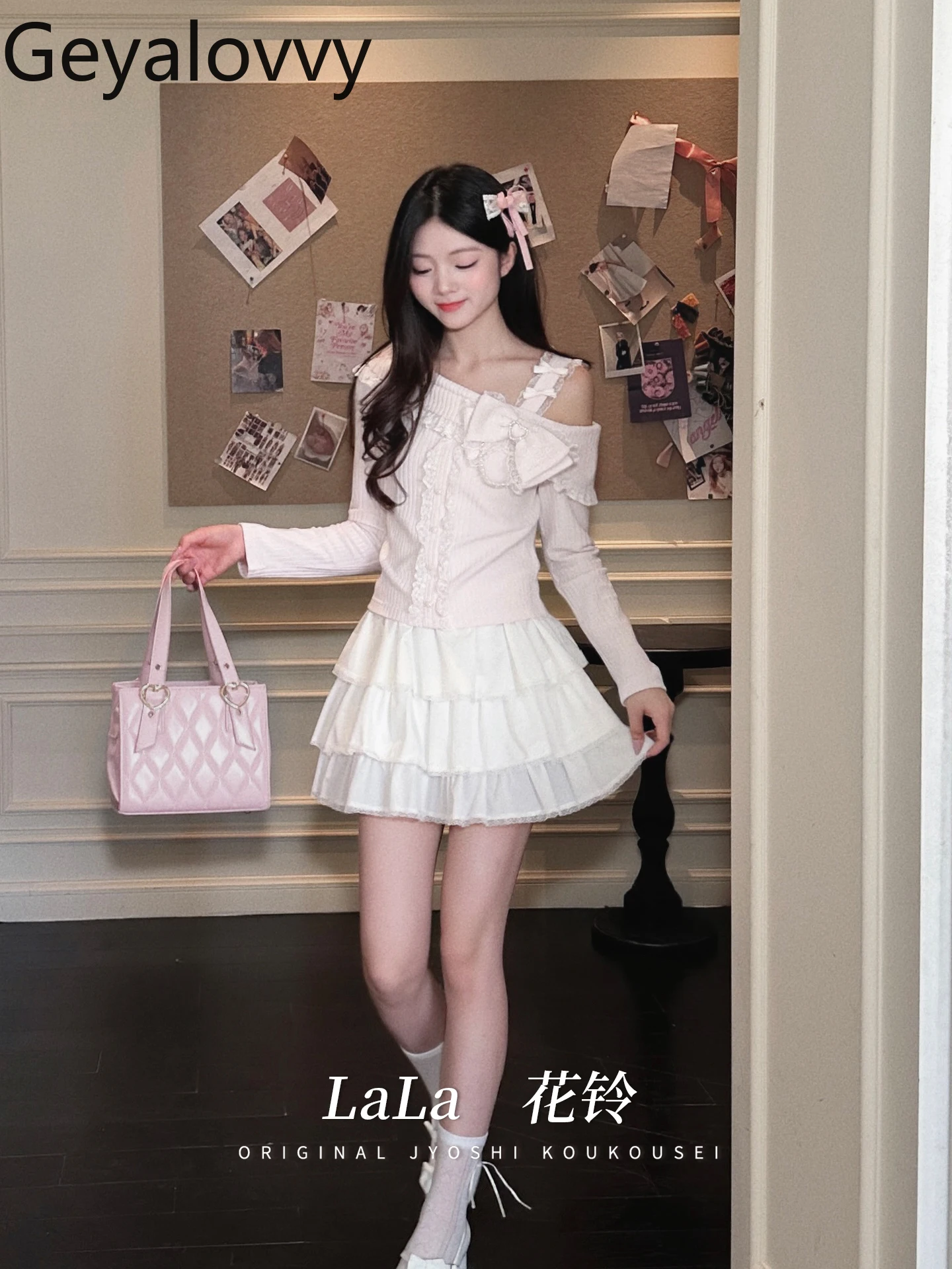 

Осенний новый оригинальный дизайн, милый трикотаж с открытыми плечами для девочек, универсальный комплект с длинными рукавами для похудения, короткий комплект из топа и юбки