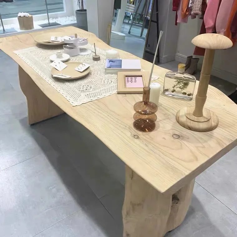 Mesa de troncos nórdica, tienda de ropa, joyería, zapatos y bolsos se exponen en la mesa de agua Nakajima, mesa larga, madera maciza.
