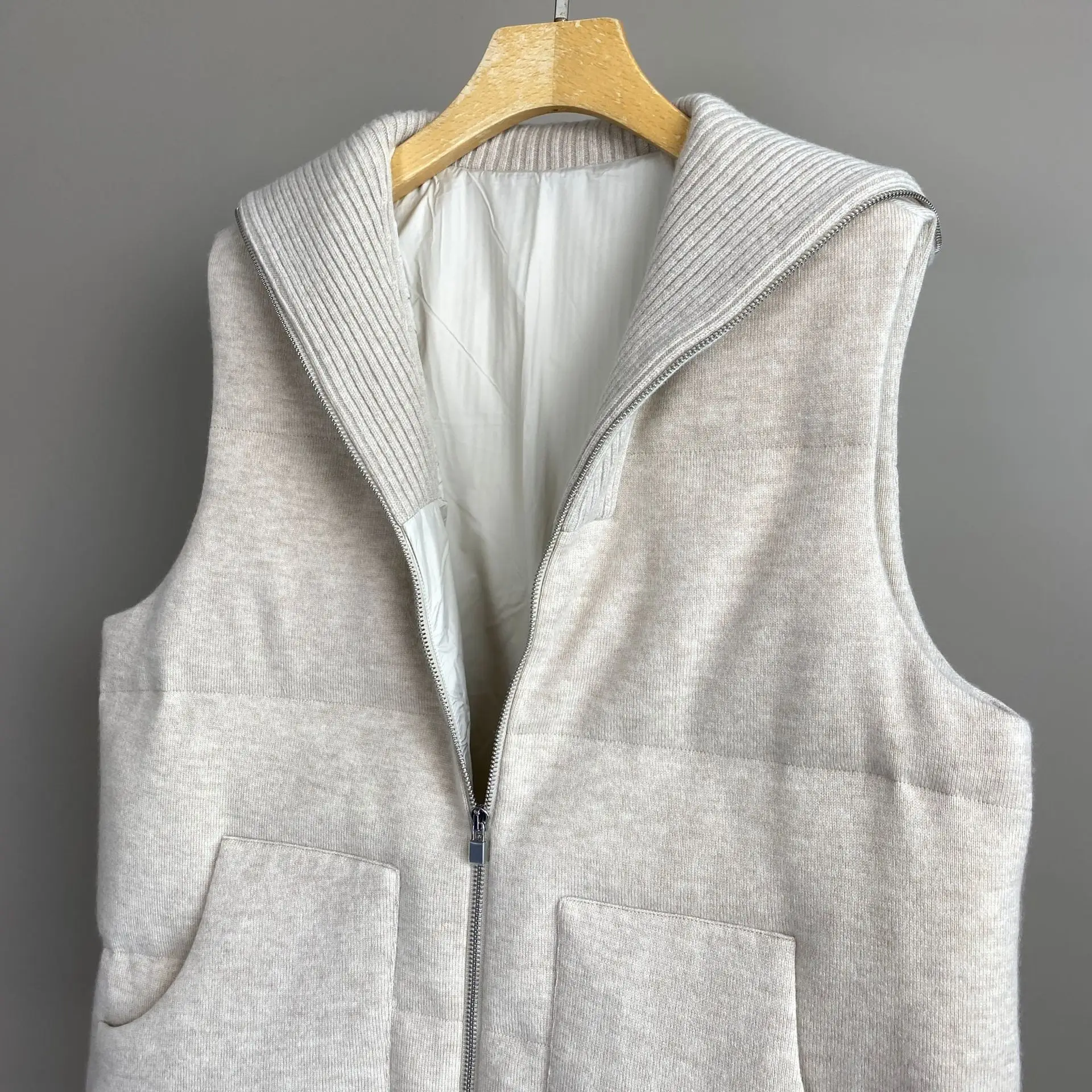 2025 Otoño e Invierno nuevo chaleco de plumas de ganso tejido de Cachemira chaleco de moda que combina con todo para mujer