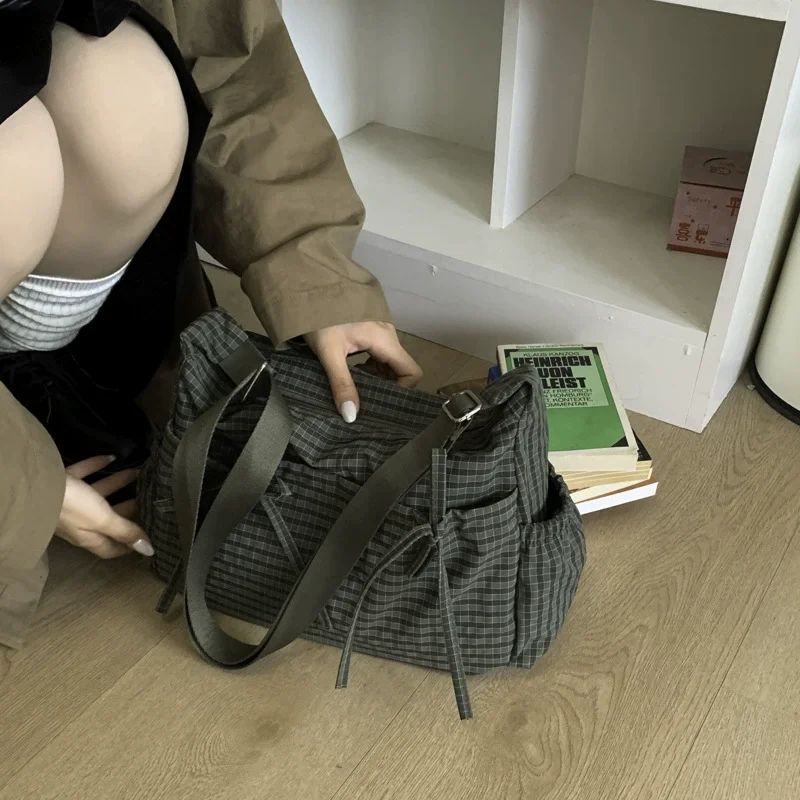 Leichte Nylon-Einzelschultertasche im koreanischen Stil mit Retro-Gitter, großes Fassungsvermögen, vielseitig einsetzbar für Schule, Arbeit, Pendeln, Unisex-Design