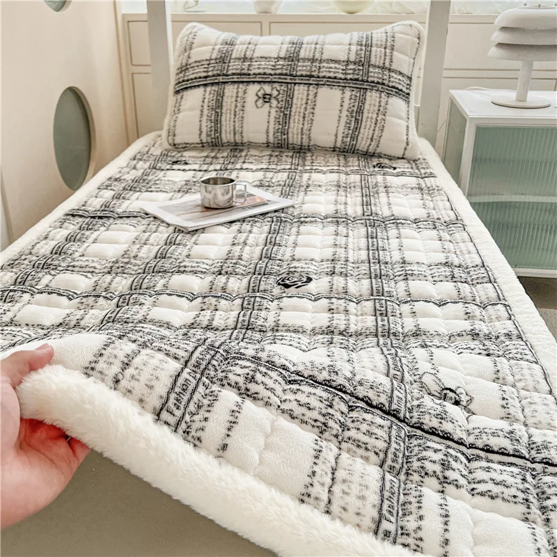 1pc Mattress Toppers Winter Warm Velvet Bed Sheet Home Dormitory Bedspread Non-slip Mattress Cover Thin Tatami Floor Bed Mat