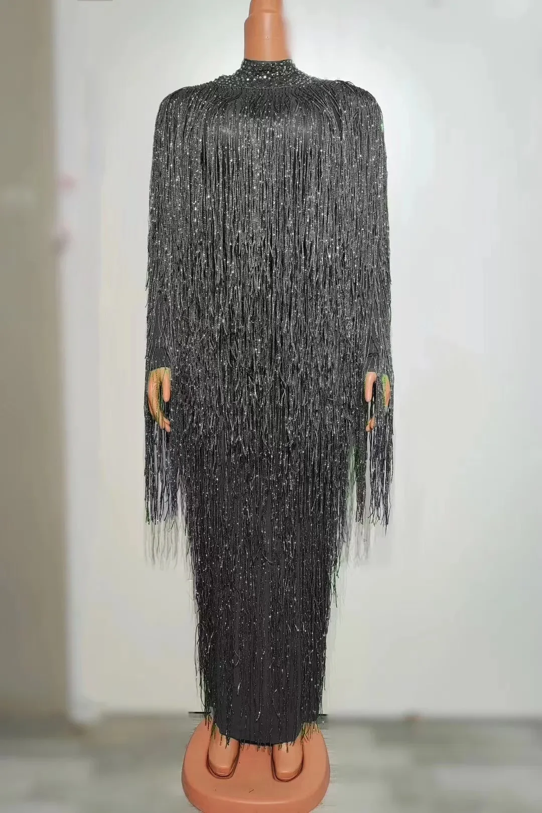 Abito da donna sexy in filato netto da palcoscenico pieno di nappe scintillanti, discoteca, festa, palcoscenico, ballerino, danza bling, servizio fotografico