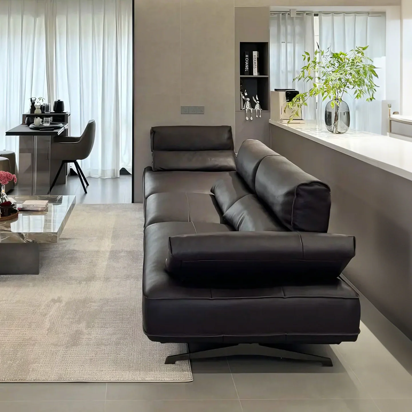 The first layer of cowhide can be adjusted, and the straight row princess can lie down and sleep on the leather sofa.