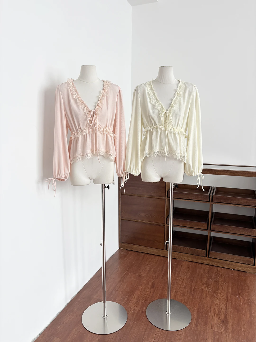 

Elegant V-neck Lace Trim Long Sleeve Slimming Shirt French Style Fitted Shirt Polyester Fiber Regular Length Women's Top