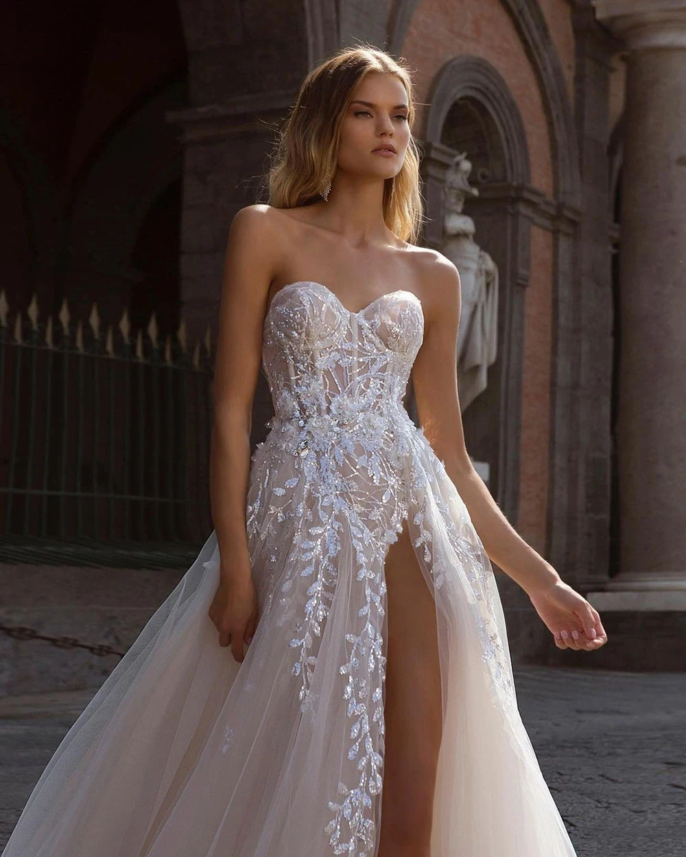 Nuovo 2023 Beach Off spalla divisa abiti da sposa pizzo floreale Glitter sottofondo una linea abiti da sposa fessura anteriore abiti da sposa Sexy