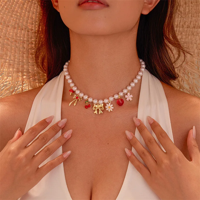 1 collar tipo gargantilla para mujer: dijes de cereza, lazo y flores con perlas sintéticas, una pieza elegante y llamativa