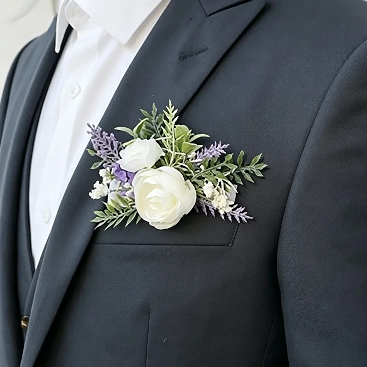 1Pcs Men Boutonniere Artificial Flower Groom Groomsman Lapel Pin Pocket Flower for Wedding Party Festival Guest Prom Decor