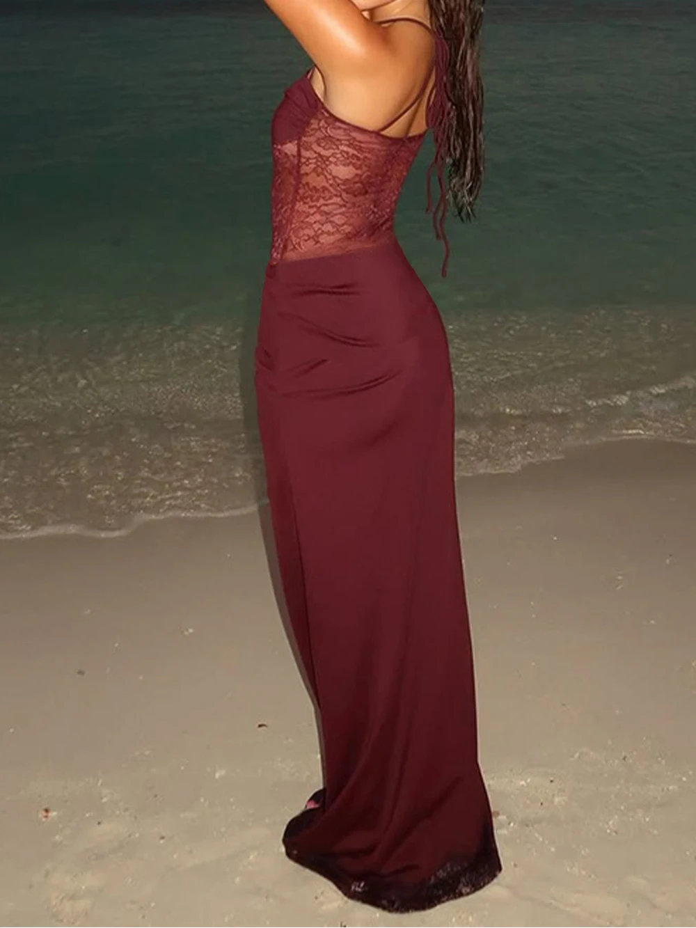 セクシーなレースのパッチワークが施された、ヨーロッパとアメリカの女性向けサスペンダードレス。2025年春の新作、透かし彫りの透視スタイル。