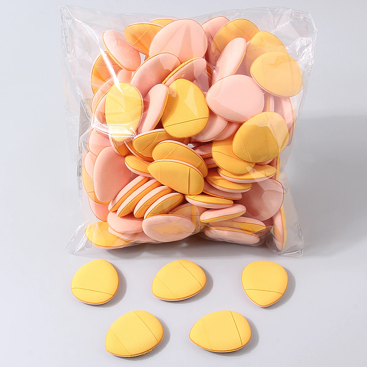 100 peças mini sopro de pó de dedo macio, dupla finalidade seca e molhada, não inclinada para colar em pó, sopro de pó de maquiagem com almofada de polegar