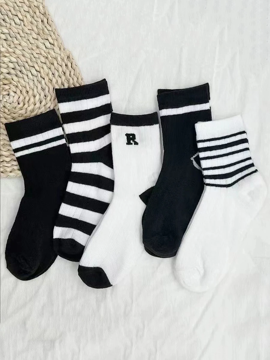 

5 Pairs Of Spring And Summer Women's Breathable Personalized Fashionable Striped Black And White Combination Mid Tube Socks