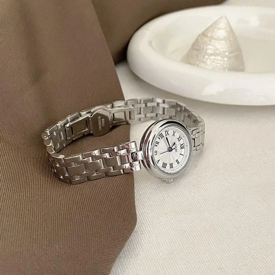 

Korean-Style Elegant Women'S WatchRound Small DialSilverSimple And Versatile, With Calendar Function. A Creative Gift For Women.