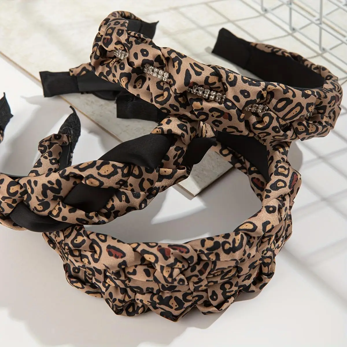 1pc 여성용 레오파드 프린트 다이아몬드 머리띠는 파티를 위한 일상 사진 촬영에 간단하고 세련된 제품입니다.