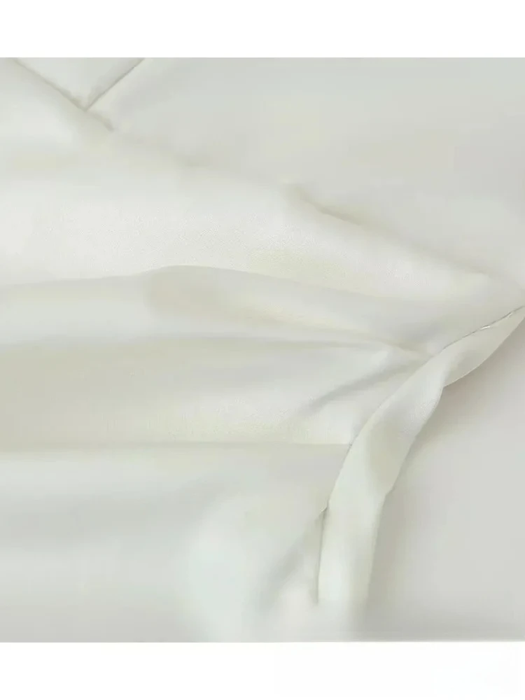 ชุดเดรสผ้าซาตินสีขาวเรียบหรูสไตล์เซ็กซี่ชิคสำหรับผู้หญิง แบรนด์ KONDALA แบบสายเดี่ยวไม่มีแขน แต่งระบายลายดอกไม้ยาว  แฟชั่นใหม่ประจำฤดูใบไม้ผลิและฤดูร้อนปี 2025