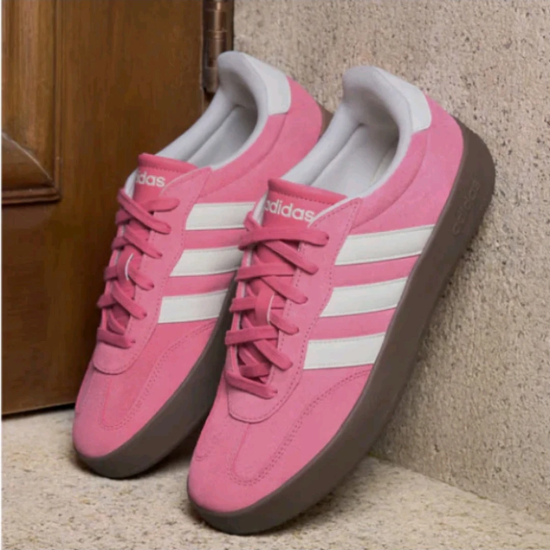 حذاء Adidas BARREDA للتزلج للرجال والنساء، عصري، أحدث أحذية رياضية صديقة للميزانية، وردي/أبيض